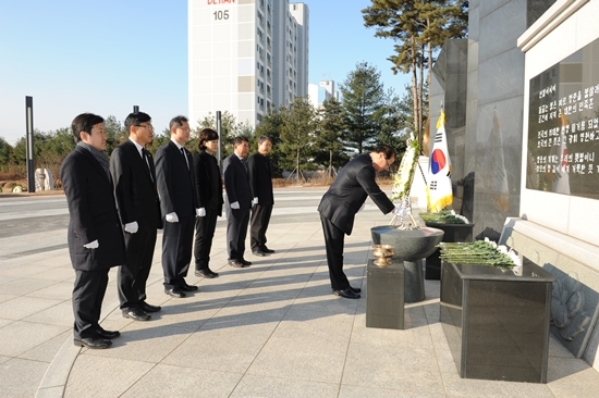 NSP통신-고양시의회 선재길 의장을 비롯한 고양시의원들이 2015년 공식업무 첫 일정으로 일산서구 현충탑에 헌화하고 있다.