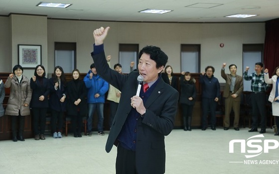 NSP통신-2일 나의균 총장이 시무식을 마친 후 주요 보직자, 교직원 등과 함께 화이팅을 외치고 있다.