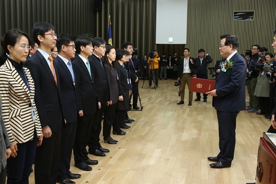 NSP통신-정 의장은 신년사에 앞서 지난 한 해 동안 모범을 보인 직원들에게 대통령 훈장‧표창, 국회의장 표창 및 모범 공무원상을 수여했다.