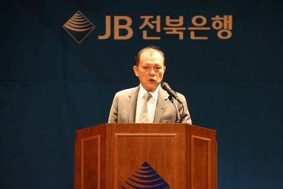 NSP통신-2일 열린 전북은행 시무식에서 임용택 은행장이 신년사를 하고 있다