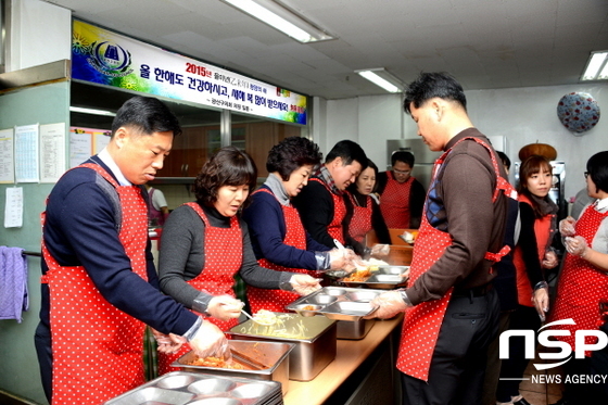 NSP통신-광주광산구의회 의원들이 5일 송광종합사회복지관에서 배식봉사를 하고 있다. (광주 광산구의회)