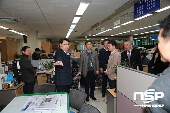 NSP통신-복기왕 아산시장이 신설부서를 격려하고 있다. (아산시)