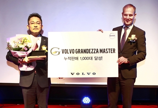 NSP통신-톰 본 본스도프 볼보자동차 아시아 총괄 디렉터(오른쪽)과 그란데사 세일즈 마스터를 수상한 김대준 세일즈 컨설턴트(왼쪽)가 함께 포즈를 취하고 있다.