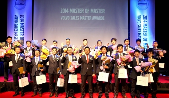 NSP통신-2014 마스터 오브 마스터 수상자들과 볼보자동차코리아 이윤모 대표(앞줄 왼쪽에서 5번째)가 함께 기념사진을 촬영하고 있다
