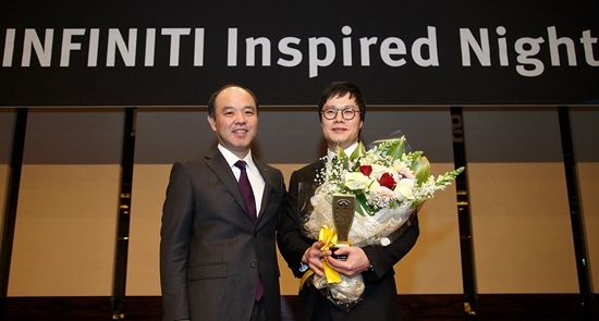 NSP통신-타케히코 키쿠치 대표이사(왼쪽)와 인피니티 전국 판매왕 박현종 컨설턴트(오른쪽)가 기념사진을 찍고 있다.