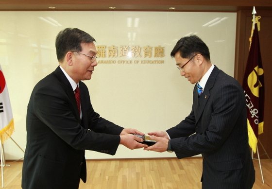 NSP통신-장만채 전남도교육감이 13일 곽민섭 광주지법 해남지원장(사진 오른 쪽)에게 감사패를 전달하고 있다.