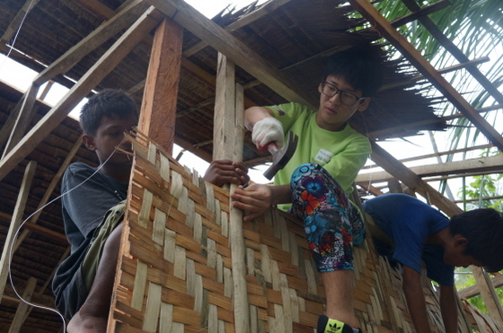 NSP통신-필리핀의 낙후된 보육시설을 찾아 해외봉사활동을 펼치고 있다 (이지웰가족복지재단 제공)