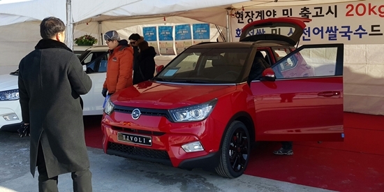 NSP통신-산천어축제를 찾은 참가객들이 행사장에 전시된 티볼리의 내·외관을 살펴보고 있다.