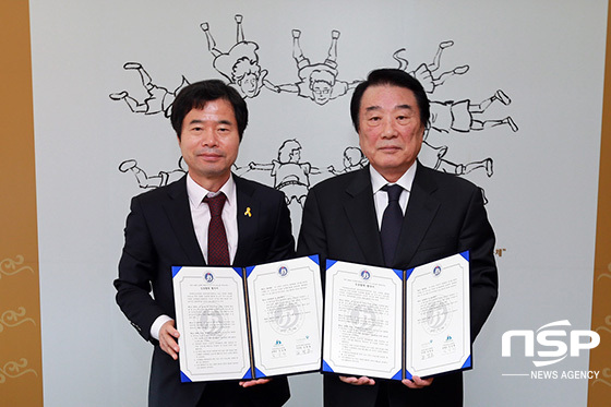 NSP통신-19일 전라북도교육청 김승환 교육감(왼쪽)과 한국언론진흥재단 김병호 이사장(오른쪽)이 접견실에서 기념촬영을 하고 있다