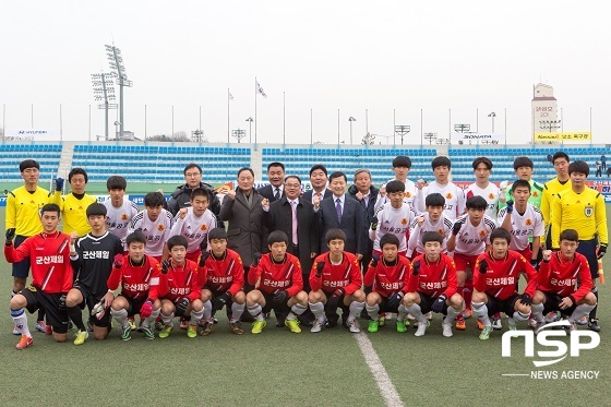 NSP통신-금석배 축구대회에 참가한 군산제일고과 서울공고 선수들이 21일 군산월명종합경기장애서 열리는 개막경기에 앞서 화이팅을 외치고 있다.