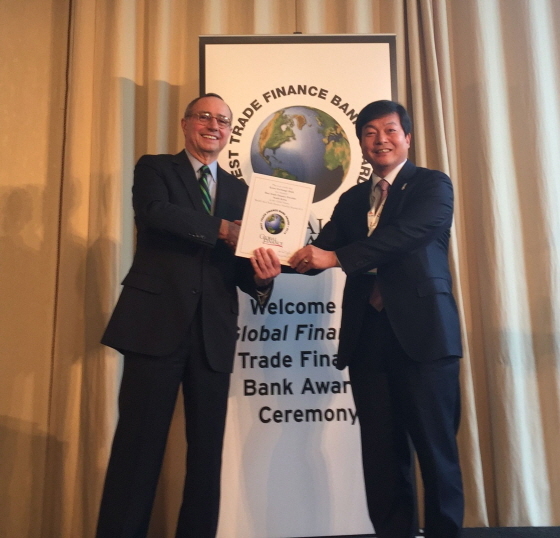 NSP통신-한국 최우수 무역금융 은행상 수상 후 문광찬 외환은행 암스텔담 지점장(사진 오른쪽)이 조셉 히라푸토(Joseph D. Giarraputo) 글로벌파이낸스誌 발행인(사진 왼쪽)과 기념촬영을 하고 있다.