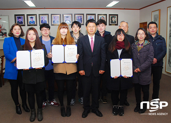 NSP통신-22일 우석대학교 총장실에서 김응권 총장을 비롯한 이승재 새빛장학회장 등이 참석한 가운데 장애학생 3명에게 장학금 전달식을 가졌다