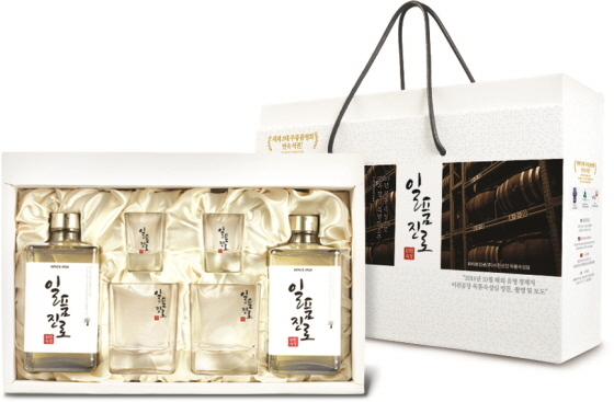 NSP통신-하이트진로가 2월 초부터 10년 숙성 일품진로의 설 선물세트를 판매한다. (하이트진로 제공)
