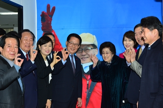 NSP통신-박지원 당대표후보가(가운데 좌측) 선거캠프를 방문한 이희호 여사(가운데 우측)일행과 기념사진을 찍고 있다.