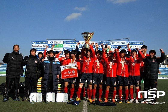 NSP통신-2015 금석배 전국학생축구대회에서 고등부 우승을 차지한 경북용운고 선수들이 우승 트로피를 들어 올리며 환호하고 있다.