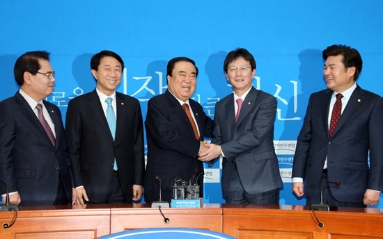 NSP통신-문희상 비대위원장,조정식 사무총장,백재현 정책위의장이 2일 신임 인사차 국회 대표실을 방문한 새누리당 유승민 원내대표,원유철 정책위의장과 덕담하고 있다.