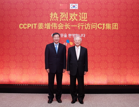 NSP통신-손경식 CJ 회장(우측)이 3일 서울 중국 필동에 소재한 CJ그룹 인재원에서 중국국제무역촉진위원회(CCPIT) 장쩡웨이 회장(왼쪽)과 만나 향후 지속적 교류협력 증진을 위한 환담 후 기념사진을 촬영하고 있다.