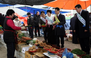 [NSP PHOTO]전동평 영암군수, 설 명절 앞두고 전통시장 방문