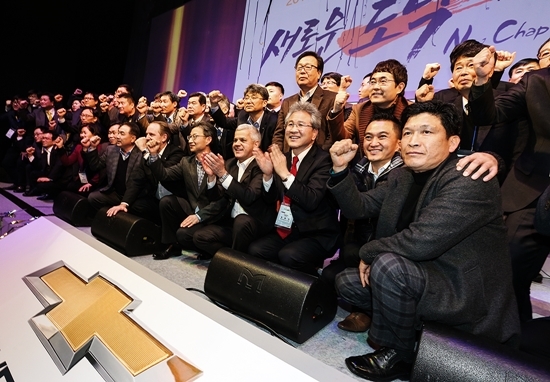 NSP통신-한국지엠 2015쉐보레 전국 대리점 워크숍 기념사진 촬영 장면