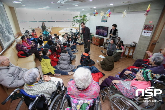 NSP통신-광주동구 관계자들이 설을 앞두고 관내 사회복지시설을 위문하고 있다. (광주 동구)