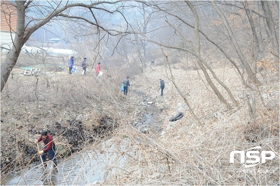 NSP통신-지난 7일 도고 도산1리 주민들이 실개천 주변 생활쓰레기 등을 정비하고 있는 모습 (아산시)
