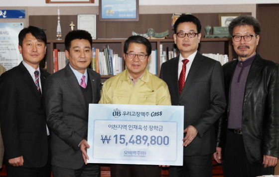 NSP통신-왼쪽부터 성남지점 박선진 지점장, 수도동부권역 고영태 본부장, 이천시청 조병돈 시장, 오비맥주 정책홍보 장유택 전무, 동광상사 양용환 사장