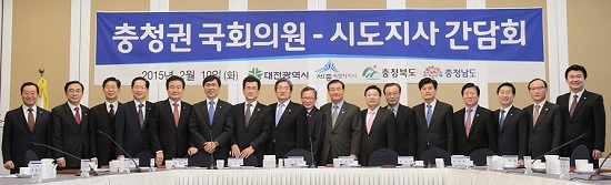 NSP통신-▲ 충청권 시도지사와 국회의원들이 10일 국회에서 간담회를 열고 수도권 규제완화 정책에 대한 중단하는 공동성명서를 발표했다. (세종특별자치시)