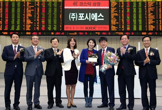 NSP통신-상장기념패 전달 후 기념촬영 왼쪽부터 강홍기 한국IR협의회 부회장, 고원종 동부증권 대표, 김재준 한국거래소 코스닥시장위원회 위원장, 이영 한국여성벤처협회 회장, 박미경·조종민 포시에스 공동대표, 구원모 전자신문 대표, 김원식 코스닥협회 부회장