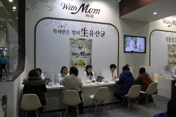 NSP통신-파스퇴르가 12일~15일까지 COEX에서 진행되는 27회 베페 베이비페어에 홍보부스를 차리고 임신·육아 등에 관한 각종 상담 및 다양한 증정 이벤트를 진행한다. 베이비페어 방문객들이 12일 파스퇴르 부스에 방문해 룰렛이벤트를 참여하기 위해 줄을 서고 있다. (롯데푸드 제공)