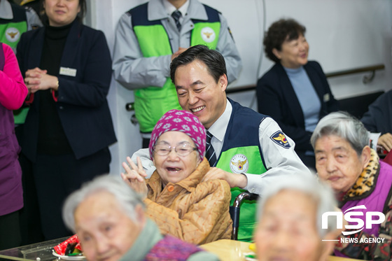 NSP통신-권기선 부산지방경찰청장이 12일 오후 사회복지시설인 황전요양원을 찾아 노인들과 즐거운 한 때를 보내고 있다. (부산지방경찰청 제공)