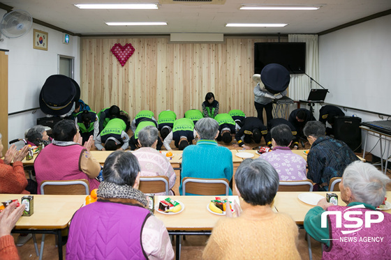 NSP통신-권기선 부산지방경찰청장을 비롯한 부산청 소속 경찰관 30여 명과 포돌이 홍보단이 황전요양원을 찾아 노인들에 절을 하고 있다. (부산지방경찰청 제공)