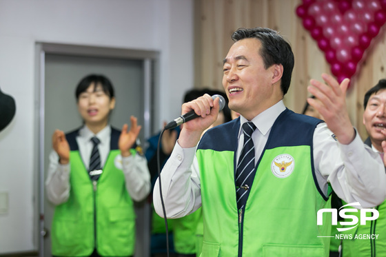 NSP통신-권기선 부산지방경찰청장이 황전요양원 노인들과 노래를 부르며 즐거운 시간을 보내고 있다. (부산지방경찰청 제공)