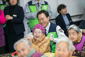 [NSP PHOTO]부산경찰, 설날 전 사회복지시설 방문 봉사활동