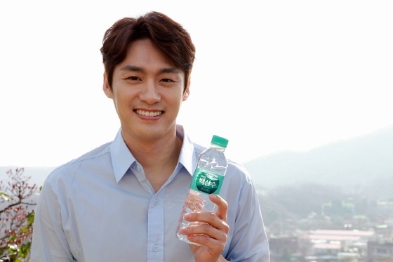 NSP통신-농심이 백두산 백산수의 새로운 광고모델로 방송인 오상진을 발탁했다. (농심 제공)
