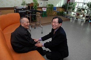 [NSP PHOTO]오재만 장수군의회 의장,  장수보건복지센터 위문 방문