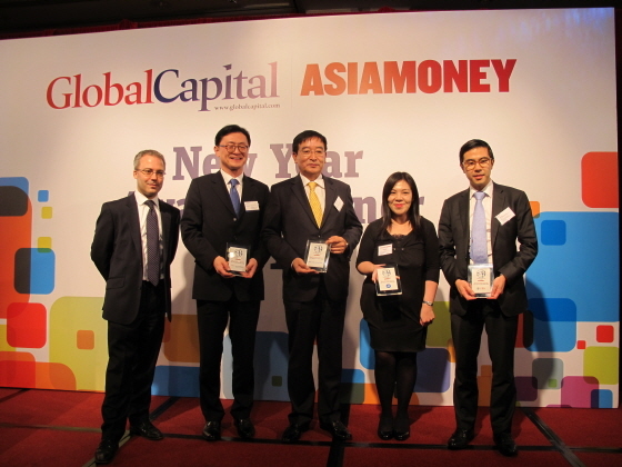 NSP통신-고연욱 환은아세아재무유한재무공사 사장(사진 가운데)이 시상식 후 다른 수상자들과 기념사진 촬영을 하고 있다.