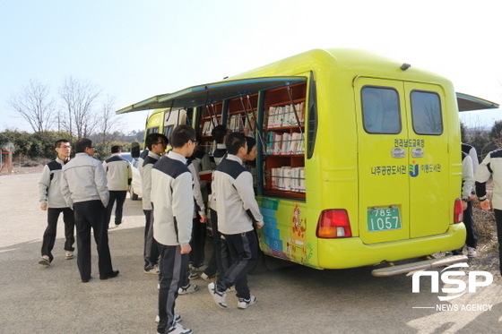 NSP통신-나주공공도서관이 운영하고 있는 이동도서관. (나주공공도서관)