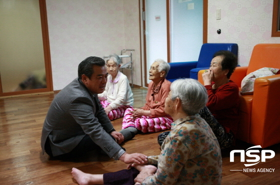 NSP통신-유근기 곡성군수가 설을 맞아 관내 사회복지시설을 잇따라 방문해 어르신들을 격려하고 있다. (곡성군)