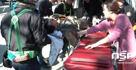 NSP통신-조 씨(사진 가운데 누워 있는 사람)가 사고직후 도착한 효성시티병원 응급차에서 이후 도착한 119구급대의 응급차로 갈아타고 있다.
