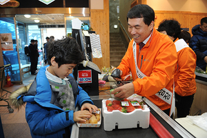 [NSP PHOTO]박성일 완주군수, 로컬푸드 직매장 일일점장 체험