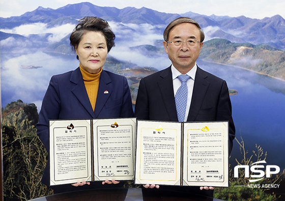 NSP통신-23일 임실군에서 심민 군수(오른쪽)와 서인순 임순여객자동차주식회사 대표(왼쪽)가 교통약자 우대승차권 이용 협약식을 가졌다