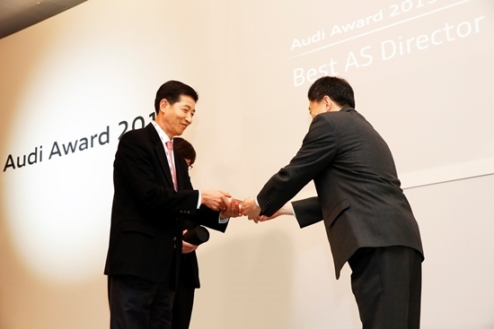 NSP통신-아우디 공식 딜러 참존모터스의 설동초 전무가 2015 아우디 어워즈에서 최우수 서비스 본부장 상을 수상하고 있다.