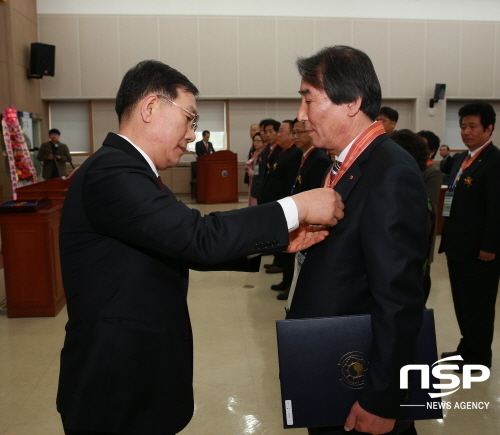 NSP통신-전남교육청이 26일 개최한 2015년 2월말 퇴직교원 훈·포장 전수식. (전남교육청)