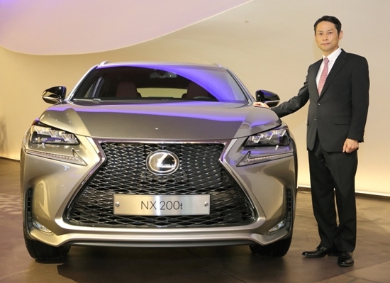 NSP통신-렉서스 NX200t 와 요시다 아키히사 한국 토요타 사장(좌)