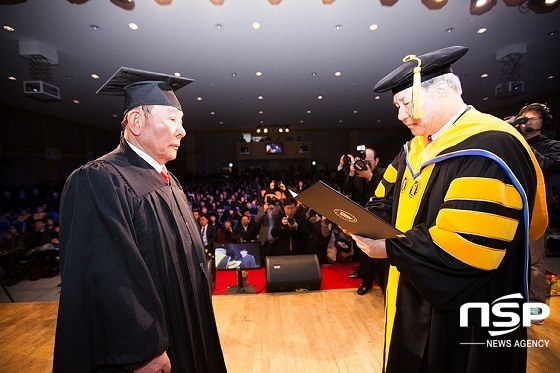 NSP통신-이호인 전주대 총장(오른쪽)이 송기복(81세)씨에게 26일 졸업장을 전달했다