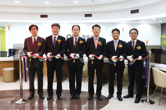NSP통신-OK저축은행이 강남역 출장소를 개점하고 리본커팅식을 진행하고 있다. 왼쪽부터 한상구 고문, 송인석 전무, 김덕규 점장, 김홍달 수석부사장, 서종원 이사, 전용구 부장