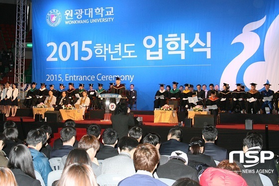 NSP통신-2일 개최된 원광대 2015학년도 입학식에서 김도종 총장이 축사를 하고 있다.