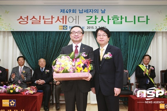 NSP통신-국세청장상 수상 후 기념촬영 (이문수 병원장(左), 유세영 천안세무서장(右)) (순천향대 천안병원)