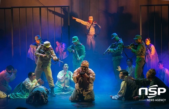 NSP통신-신입생 환영공연으로 전주대에서 진행되고 있는 고 선양원 목사의 일대기를 다룬 뮤지컬 손양원 축복 공연모습