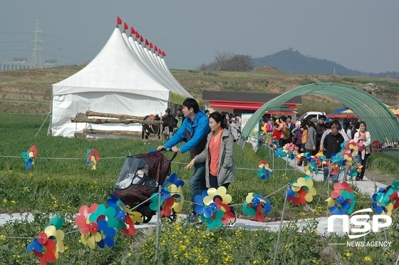 NSP통신-군산꽁당보리축제를 찾은 관광객들이 즐거운 시간을 보내고 있다.